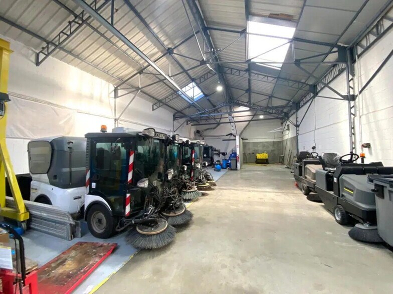 Local d’activités dans Vénissieux à louer - Photo de l’immeuble – Image 2 sur 15