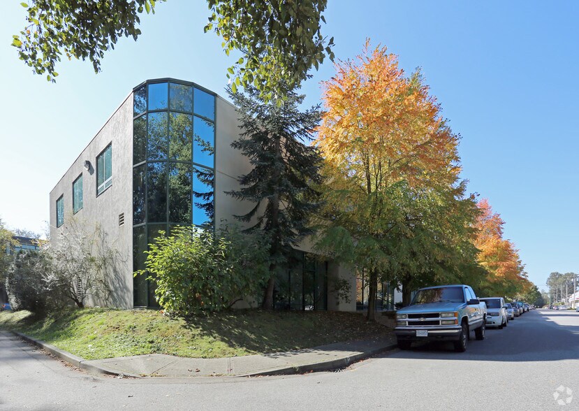 1055 W 14th St, North Vancouver District, BC à louer - Photo de l’immeuble – Image 2 sur 8