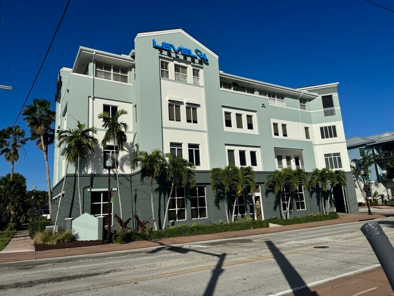 100 SW Albany Ave, Stuart, FL à louer - Photo de l’immeuble – Image 2 sur 13