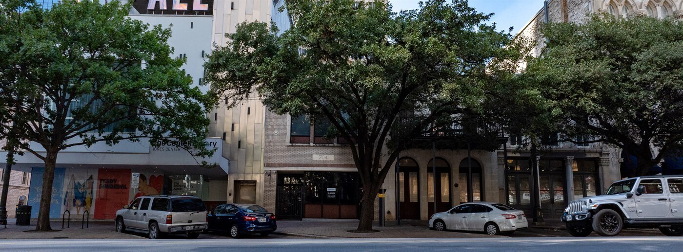 704 Congress Ave, Austin, TX à louer Photo de l’immeuble– Image 1 sur 8