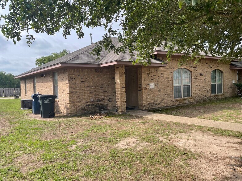 902 Azalea Ct, College Station, TX à vendre - Photo de l’immeuble – Image 2 sur 9