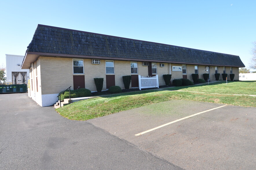 30 Industrial Dr, Warminster, PA à louer - Photo de l’immeuble – Image 3 sur 3