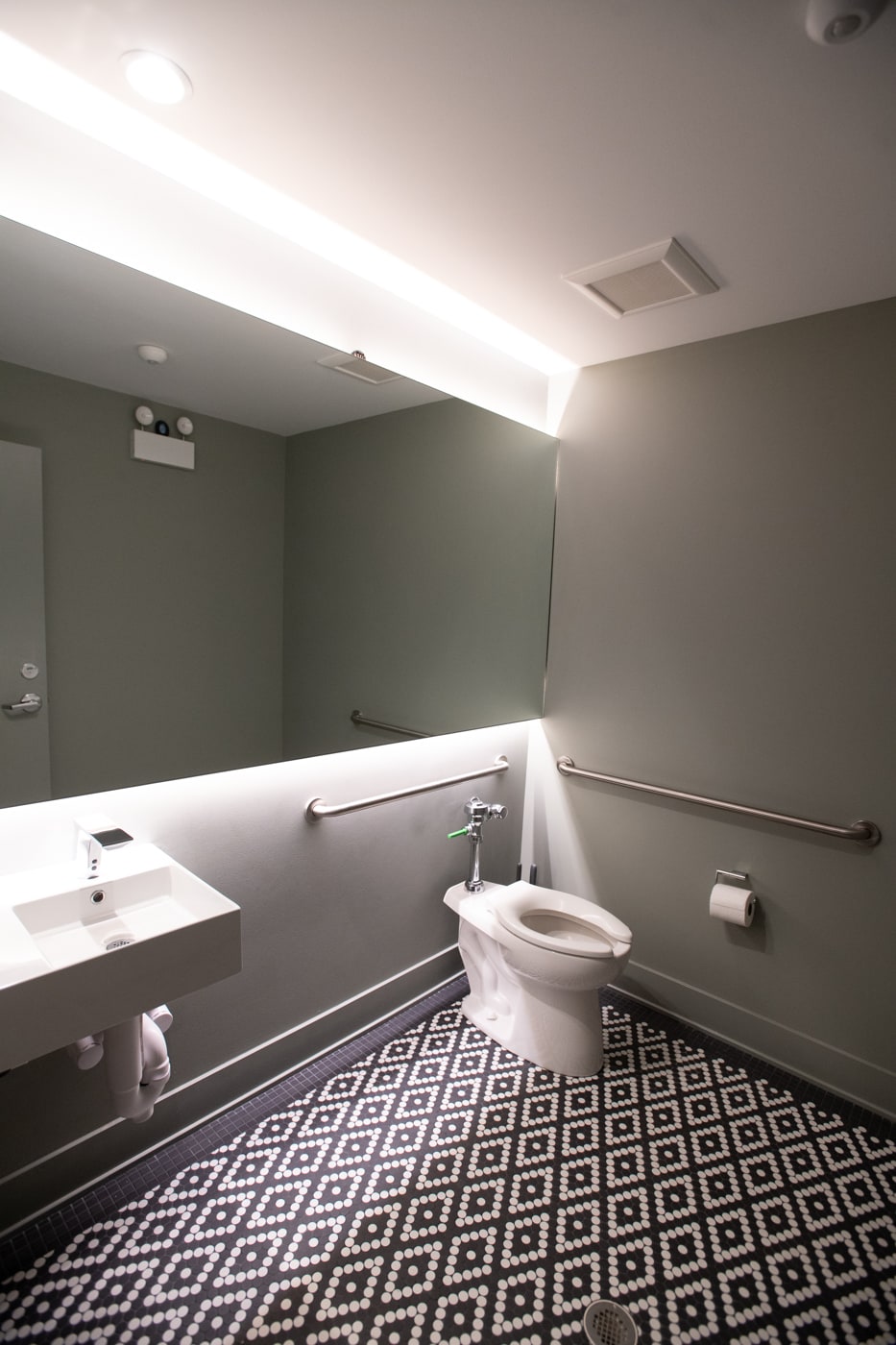 2753 W Fullerton Ave, Chicago, IL à louer Photo intérieure– Image 1 sur 11