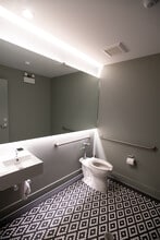 2753 W Fullerton Ave, Chicago, IL à louer Photo intérieure– Image 1 sur 11