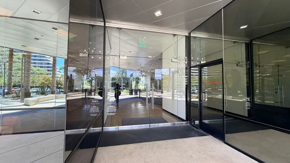 4590 MacArthur Blvd, Newport Beach, CA à louer - Photo de l’immeuble – Image 2 sur 39