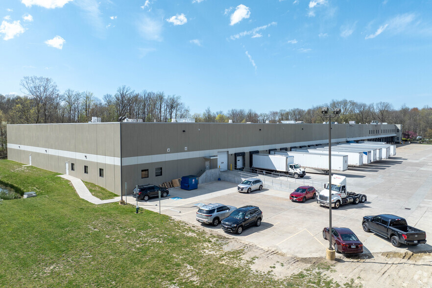 6575 Davis Industrial Pky, Solon, OH à louer - Photo de l’immeuble – Image 2 sur 4