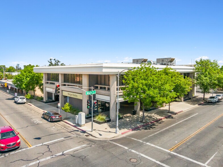 520 W Main St, Visalia, CA à louer - Photo de l’immeuble – Image 3 sur 10