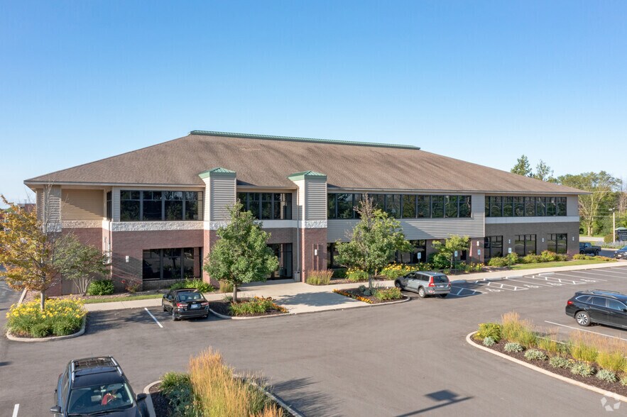 1249 W Liebau Rd, Mequon, WI à vendre - Photo de l’immeuble – Image 2 sur 8