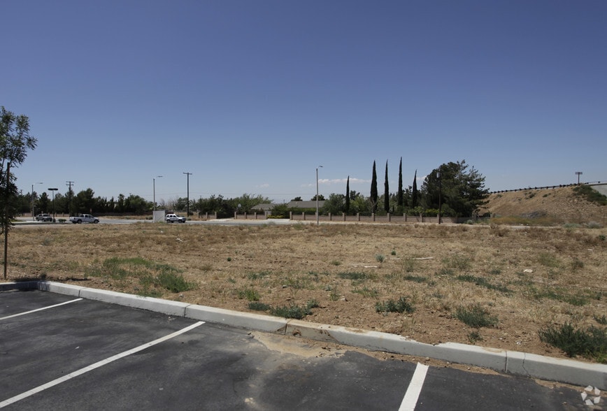 Rancho Vista Blvd, Palmdale, CA à louer - Photo principale – Image 1 sur 4