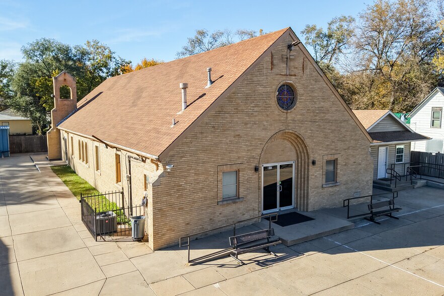 CHURCH WITH EVENT SPACE & 6-BEDROOM HOME portefeuille de 3 biens à vendre sur LoopNet.fr - Photo de l’immeuble – Image 3 sur 13