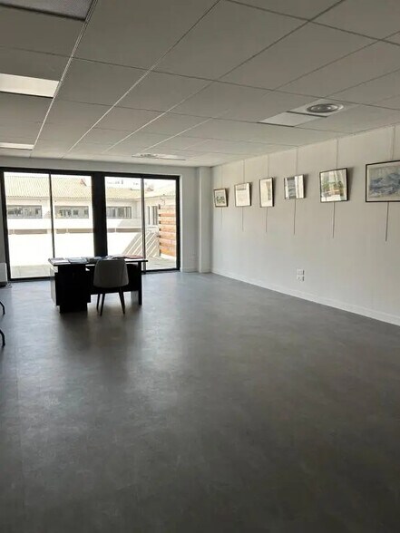 Bureau dans Aubagne à louer - Photo de l’immeuble – Image 1 sur 5