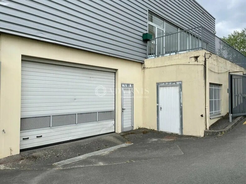 Local d’activités dans Fleury-les-Aubrais à louer - Photo de l’immeuble – Image 1 sur 9