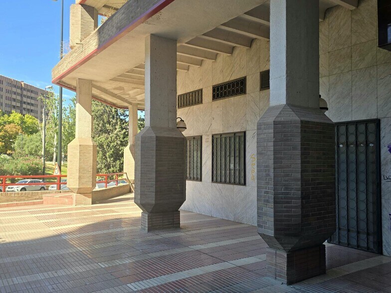 Local commercial dans Zaragoza, Zaragoza à vendre - Photo de l’immeuble – Image 3 sur 16