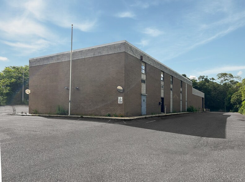 1 Main St, Yaphank, NY à louer - Photo de l’immeuble – Image 2 sur 2