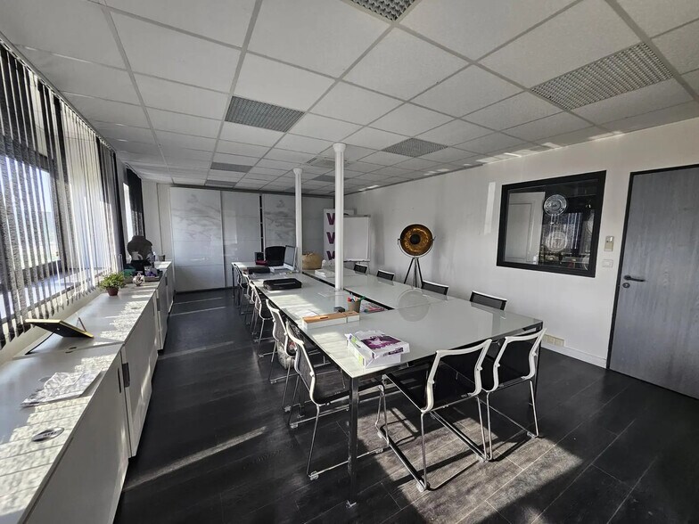 Local d’activités dans Moissy-Cramayel à louer - Photo de l’immeuble – Image 3 sur 5