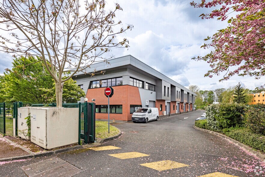 Bureau dans Saint-Ouen-l'Aumône à vendre - Photo de l’immeuble – Image 2 sur 2