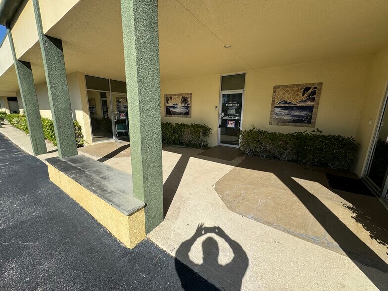 2250-2260 Palm Beach Lakes Blvd, West Palm Beach, FL à louer - Photo de l’immeuble – Image 3 sur 27