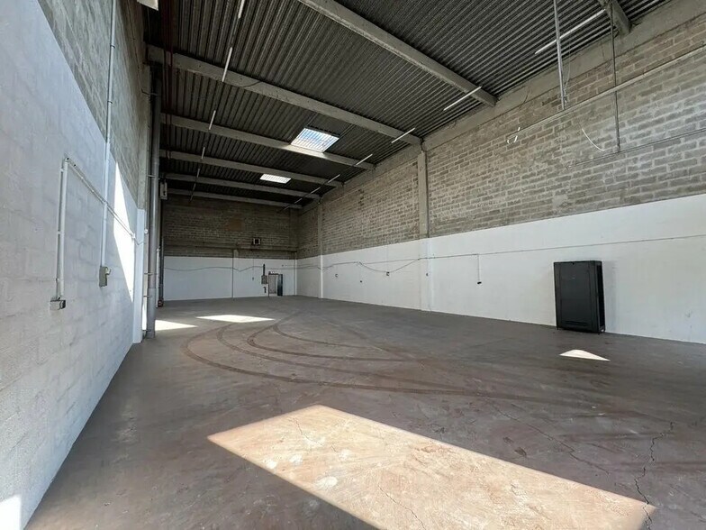 Local d’activités dans Lognes à louer - Photo de l’immeuble – Image 1 sur 8