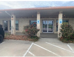 1650 W Chapman Dr, Sanger, TX à louer Photo de l’immeuble– Image 1 sur 9