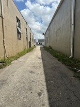 1053 E 14th St, Hialeah, FL à louer Photo de l’immeuble– Image 2 sur 5