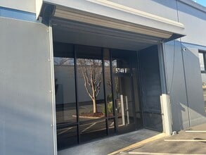 5720 Roseville Rd, Sacramento, CA à louer Photo de l’immeuble– Image 2 sur 13