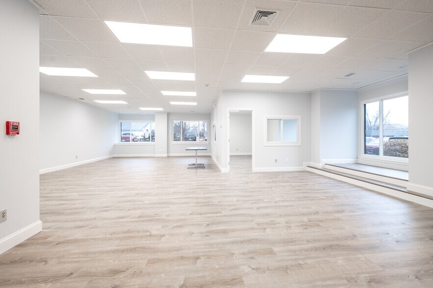 604 Federal Rd, Brookfield, CT à louer - Photo de l’immeuble – Image 2 sur 13