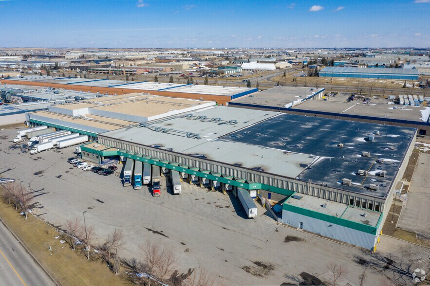 7704 30th St SE, Calgary, AB à louer - Photo de l’immeuble – Image 2 sur 8