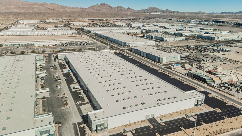 East Tropical Parkway, Las Vegas, NV à louer - Photo de l’immeuble – Image 3 sur 14