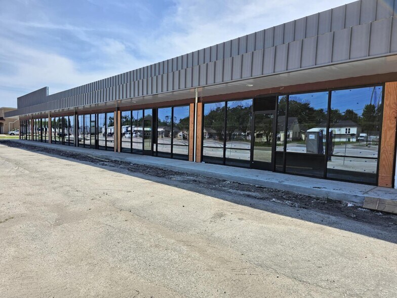 1702 Strawberry Rd, Pasadena, TX à louer - Photo de l’immeuble – Image 1 sur 7