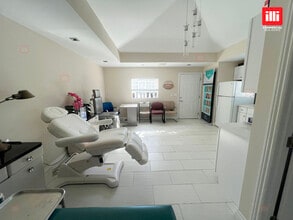 17447 Chatsworth St, Granada Hills, CA à louer Photo intérieure– Image 2 sur 6