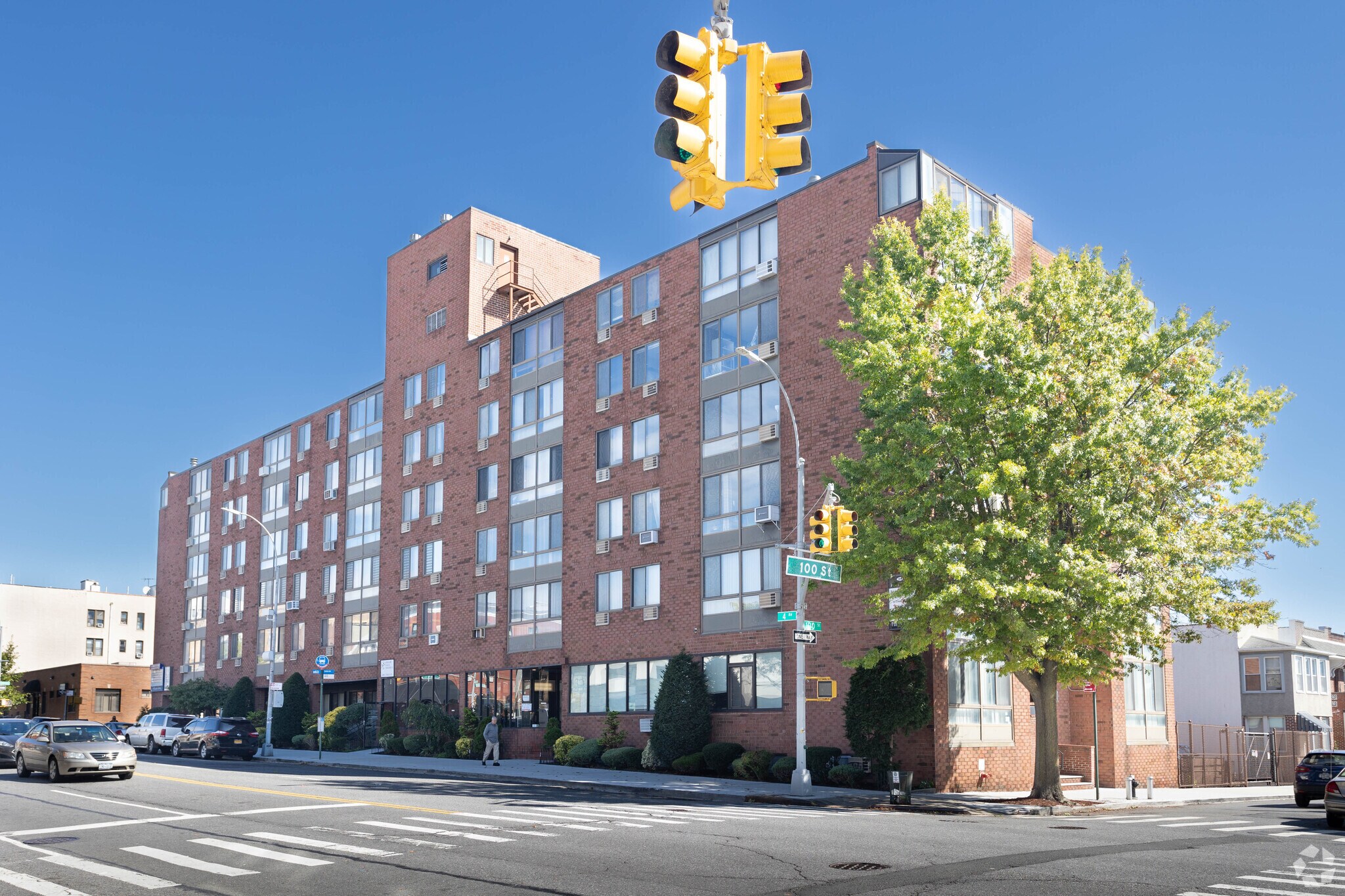 9921 4th Ave, Brooklyn, NY à louer Photo de l’immeuble– Image 1 sur 7