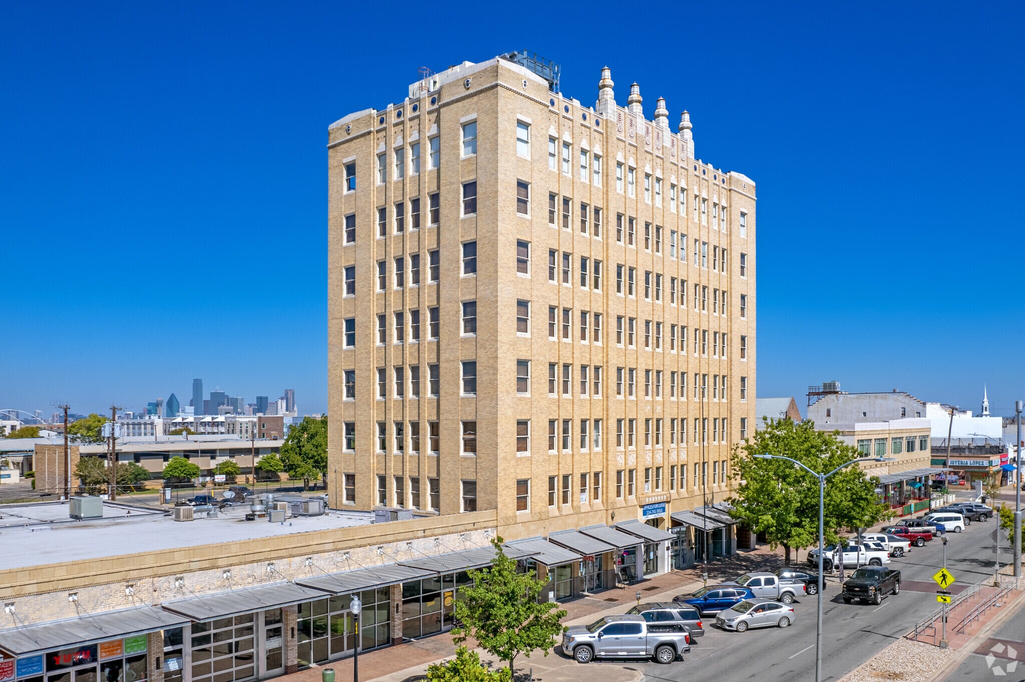 351 W Jefferson Blvd, Dallas, TX à louer Photo de l’immeuble– Image 1 sur 18