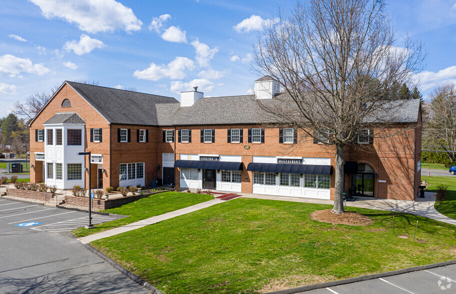 1053 Farmington Ave, Farmington, CT à louer - Photo de l’immeuble – Image 2 sur 2