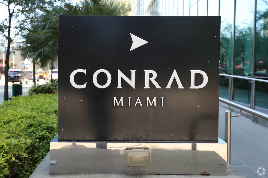 1395 Brickell Ave, Miami, FL à louer - Photo de l’immeuble – Image 2 sur 40