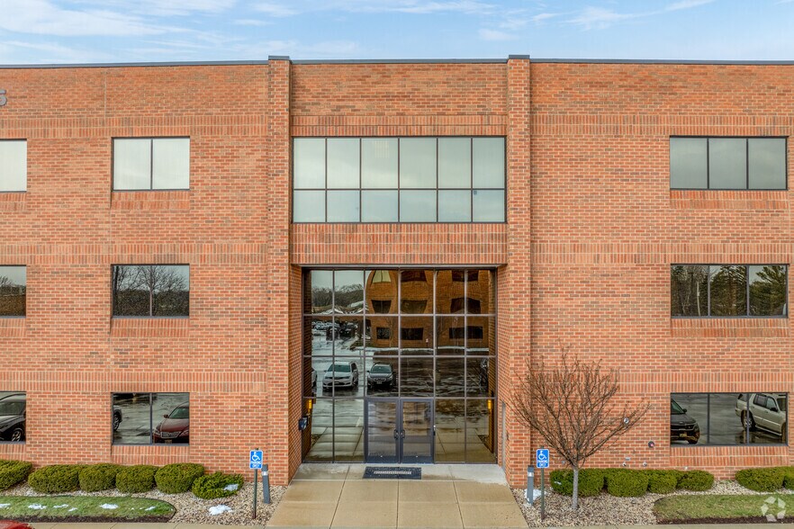 2725 S Moorland Rd, New Berlin, WI à louer - Photo de l’immeuble – Image 3 sur 5