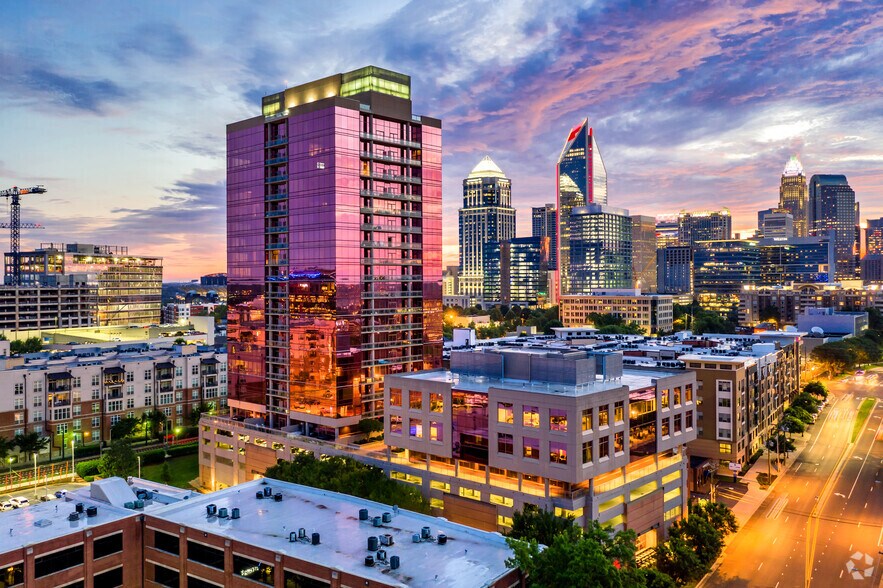 325 Arlington Ave, Charlotte, NC à louer - Photo de l’immeuble – Image 1 sur 17