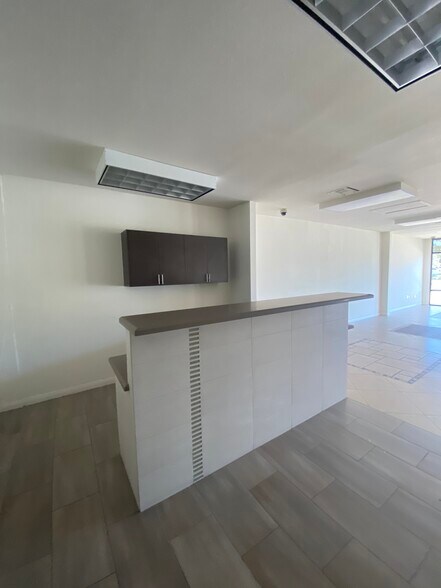 21301 Vanowen St, Canoga Park, CA à louer - Photo intérieure – Image 2 sur 13