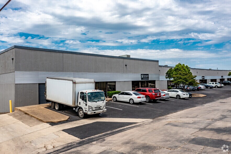 11905-11945 Starcrest Dr, San Antonio, TX à louer - Photo de l’immeuble – Image 3 sur 22