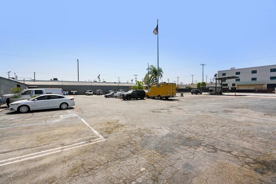 6007 S St Andrews Pl, Los Angeles, CA à louer - Photo de l’immeuble – Image 2 sur 3
