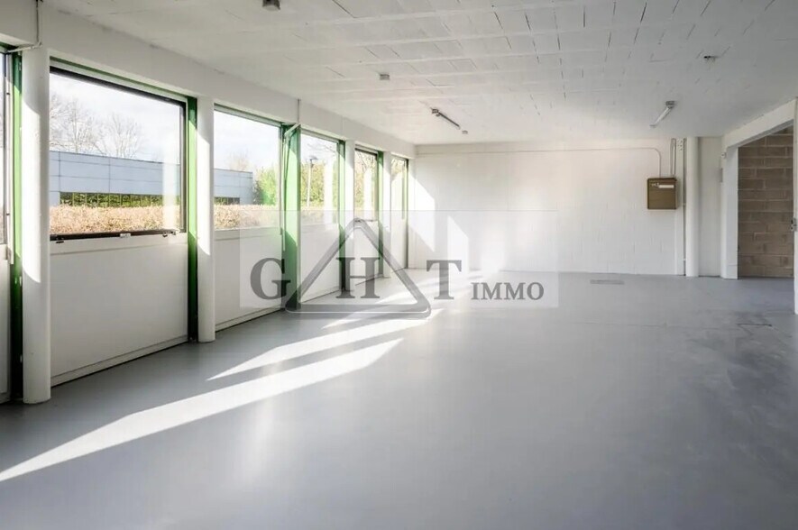 2 Rue Enrico Fermi, Saint-Thibault-des-Vignes à louer - Photo de l’immeuble – Image 3 sur 5