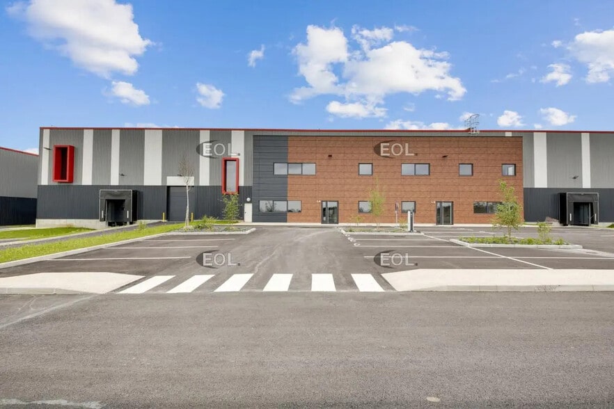 Local d’activités dans Le Thillay à louer - Photo de l’immeuble – Image 2 sur 9