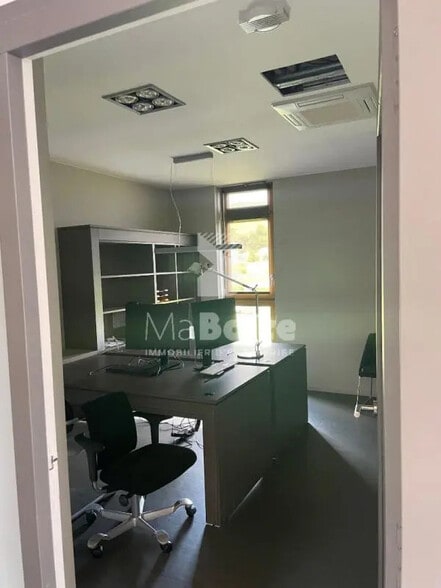 Local d'activités dans Le Chambon-Feugerolles à vendre - Photo de l’immeuble – Image 3 sur 15