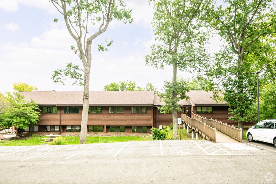 2702 International Ln, Madison, WI à louer - Photo de l’immeuble – Image 2 sur 5