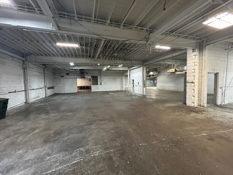 2019 W Lusher Ave, Elkhart, IN à vendre - Photo de l’immeuble – Image 3 sur 16