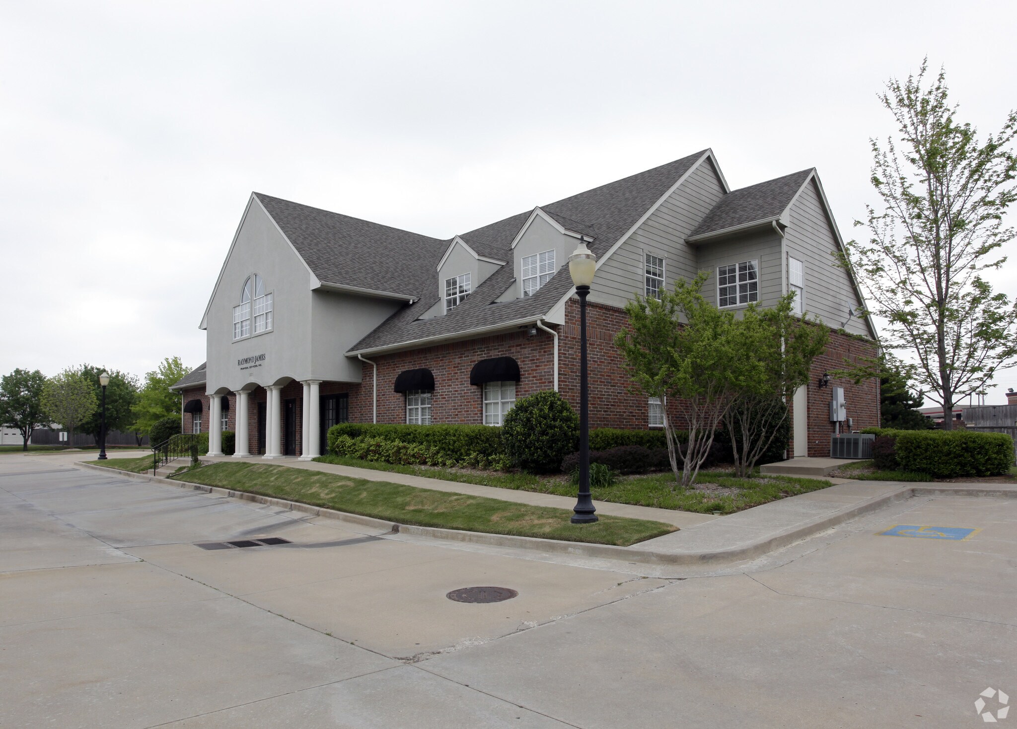 1375 E 71st St, Tulsa, OK à vendre Photo de l’immeuble– Image 1 sur 3