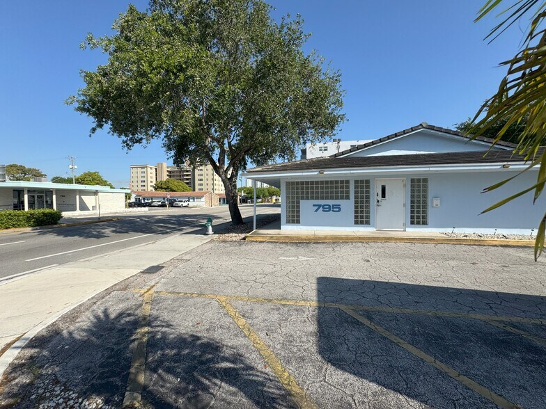 795 S Federal Hwy, Hollywood, FL à louer - Photo de l’immeuble – Image 2 sur 16