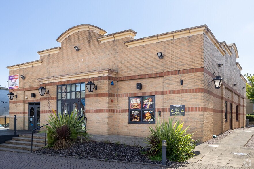 Castlegate Way, Dudley à louer - Photo principale – Image 2 sur 4
