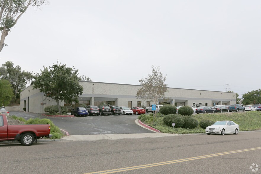 2151 Las Palmas Dr, Carlsbad, CA à louer - Photo de l’immeuble – Image 1 sur 22