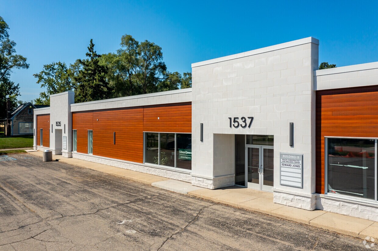 1535-1539 N Leroy St, Fenton, MI à louer Photo principale– Image 1 sur 7