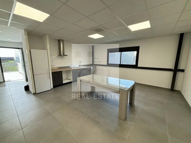 28 Rue Des Freres Lumiere, Saint-Bonnet-de-Mure à louer - Photo intérieure – Image 3 sur 9